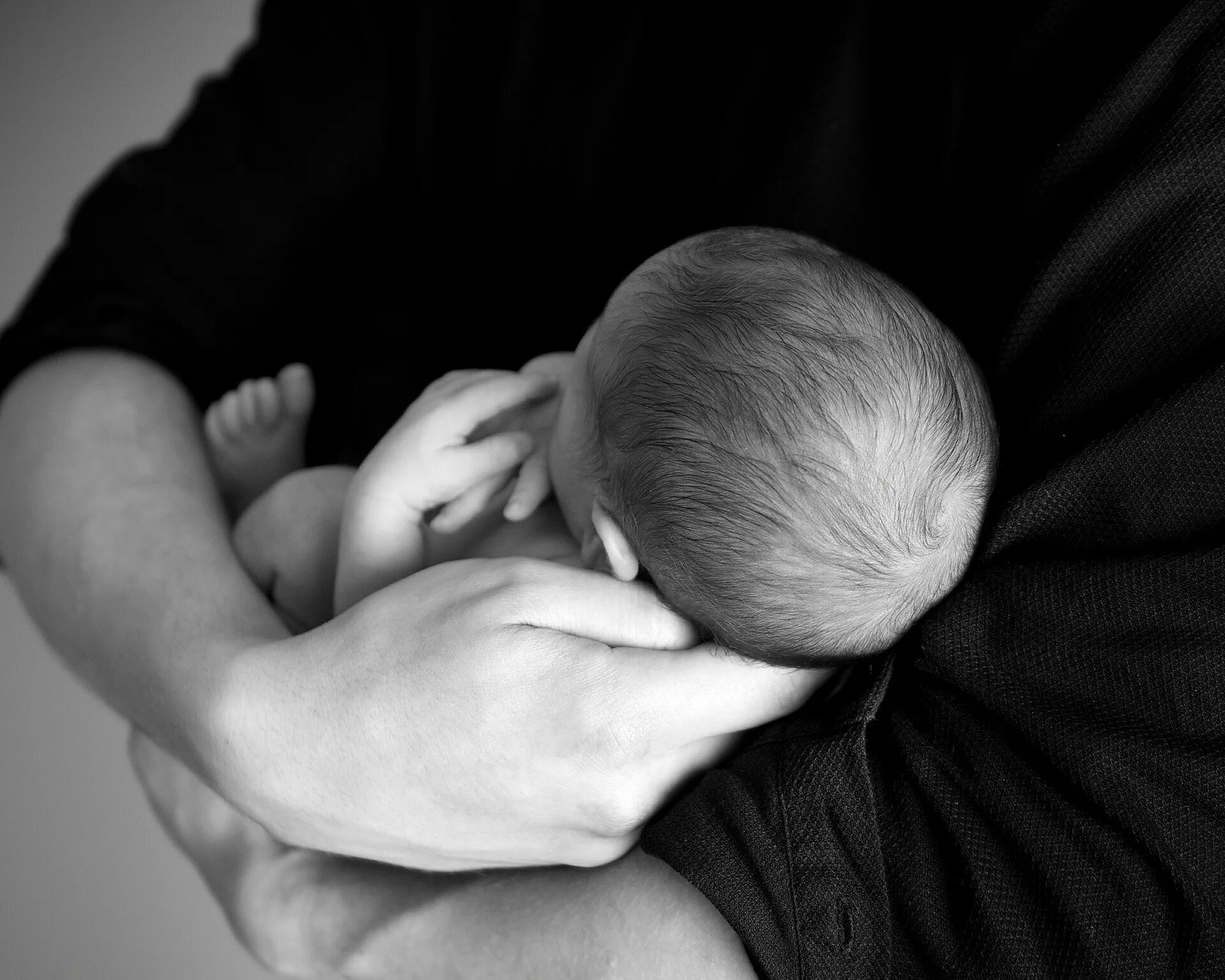 Младенец на руках. Грудной младенец на руках. Мужчина с ребенком на руках. Папа с младенцем на руках. Новорожденный без мамы