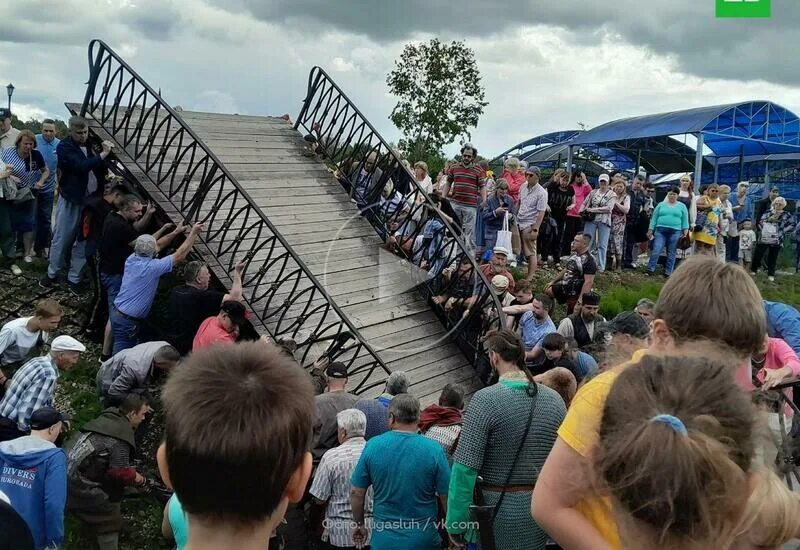 Видео обрушения моста. Пешеходный мост. Пешеходный мост Луга. Пешеходный мост в Луге.