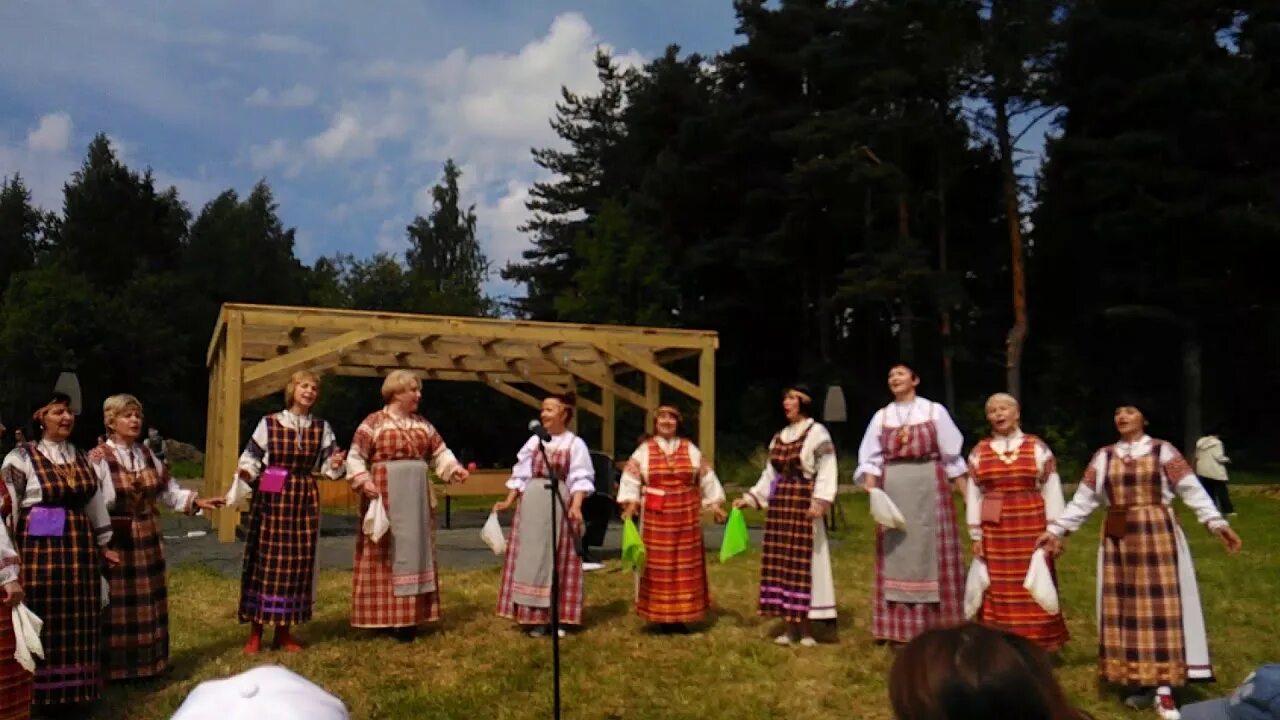 Песня среднего человека. Ансамбль Катюша. Прялица Бор ансамбль сайт. Русская народная песня посеяли девки лен. Песня Катюша ансамбль народной песни.