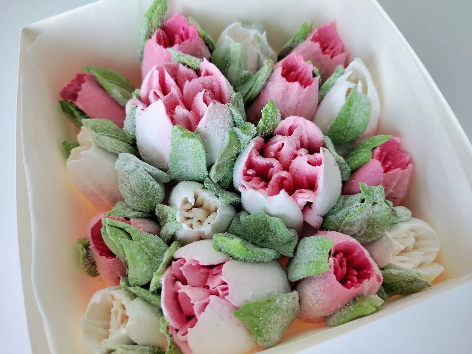 Букет зефирных тюльпанов. Тюльпаны из зефира в корзине. Зефирные тюльпаны малиновка. Букеты из тюльпанов из ткани. Зефир пионовидные тюльпаны.