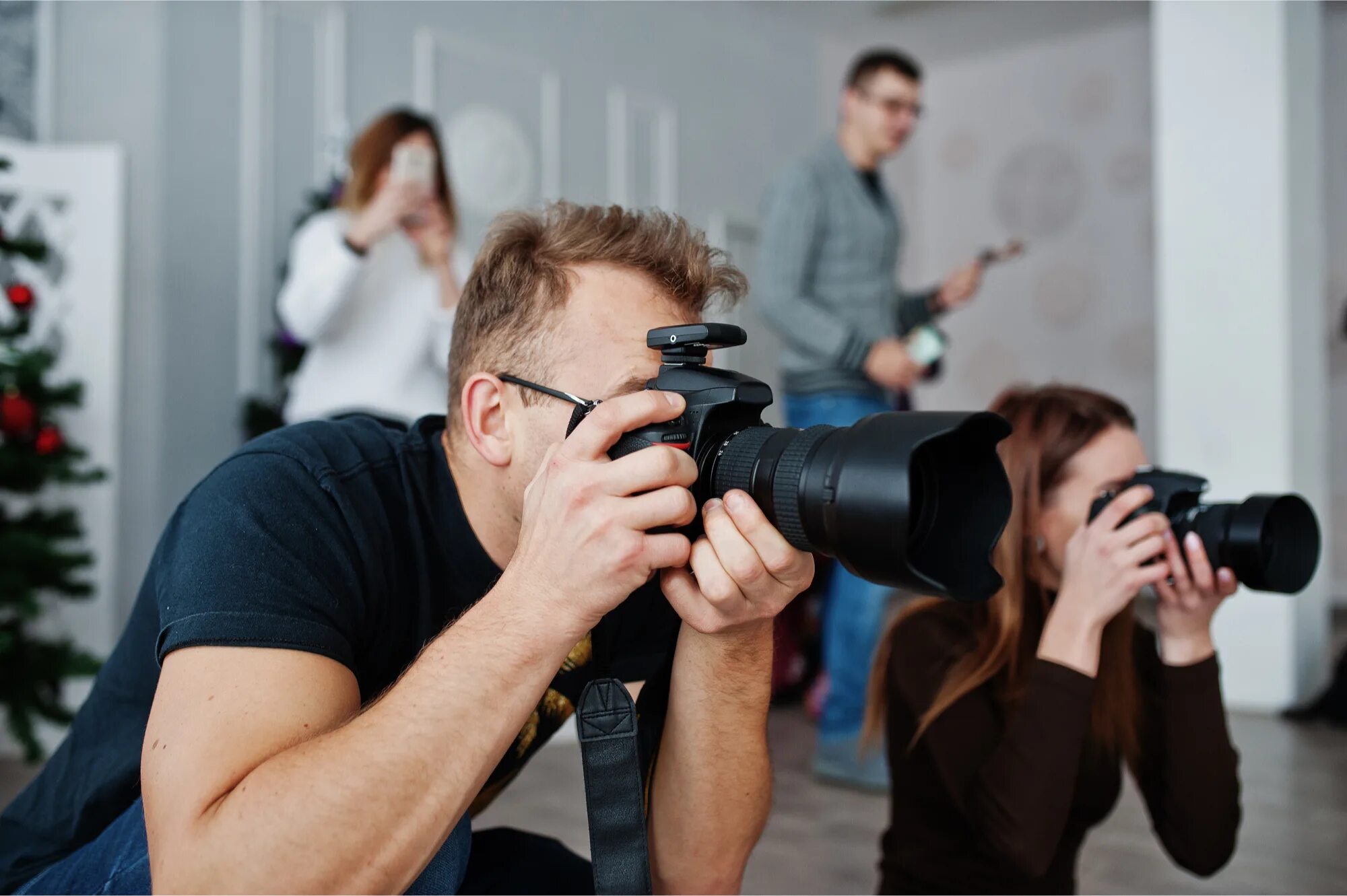 Профессиональная фотосъемка. Фотосессия для фотографа. Профессиональный фотограф. Мужчина с фотоаппаратом. Фото и видеосъемка в школе