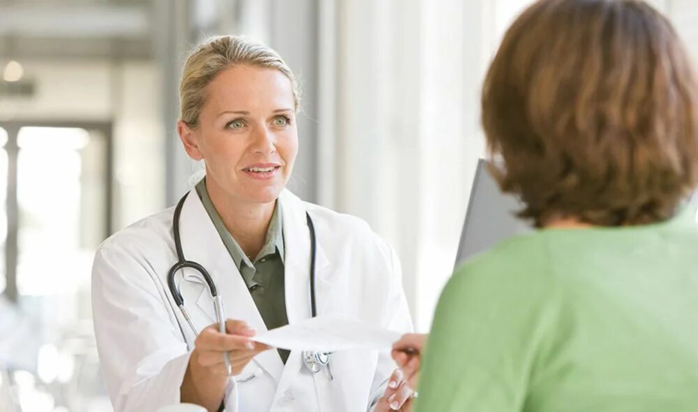 консультация врача. консультация уролога. обследование мужчин. разговор с врачом. заурядный врач.