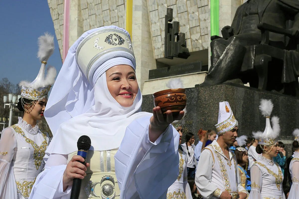 Курсяйт поздравления. Казахская Национальная одежда кимешек. Праздник курсяйт у казахов. Кимешек головной убор.