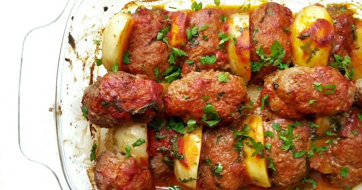 картофель блюда. картошка в духовке с котлетками. ужин из фарша в духовке. картошка с фаршем в духовкк. картофель с котлетами в духовке.