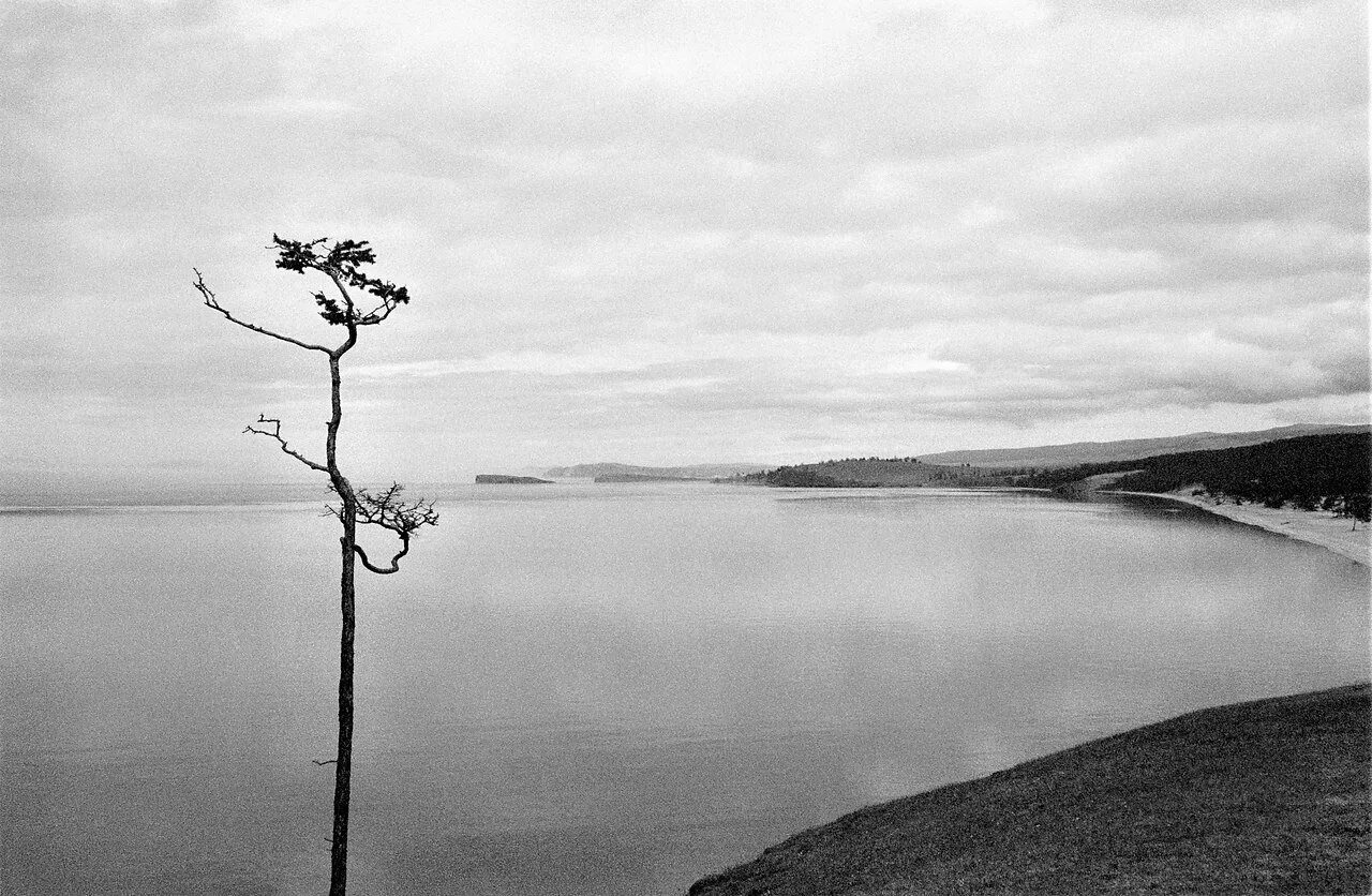 Черном и белом озерах. Байкал черно белые. Озеро Байкал чб. Озеро Байкал в черно белом цвете. Природа Байкала чб.