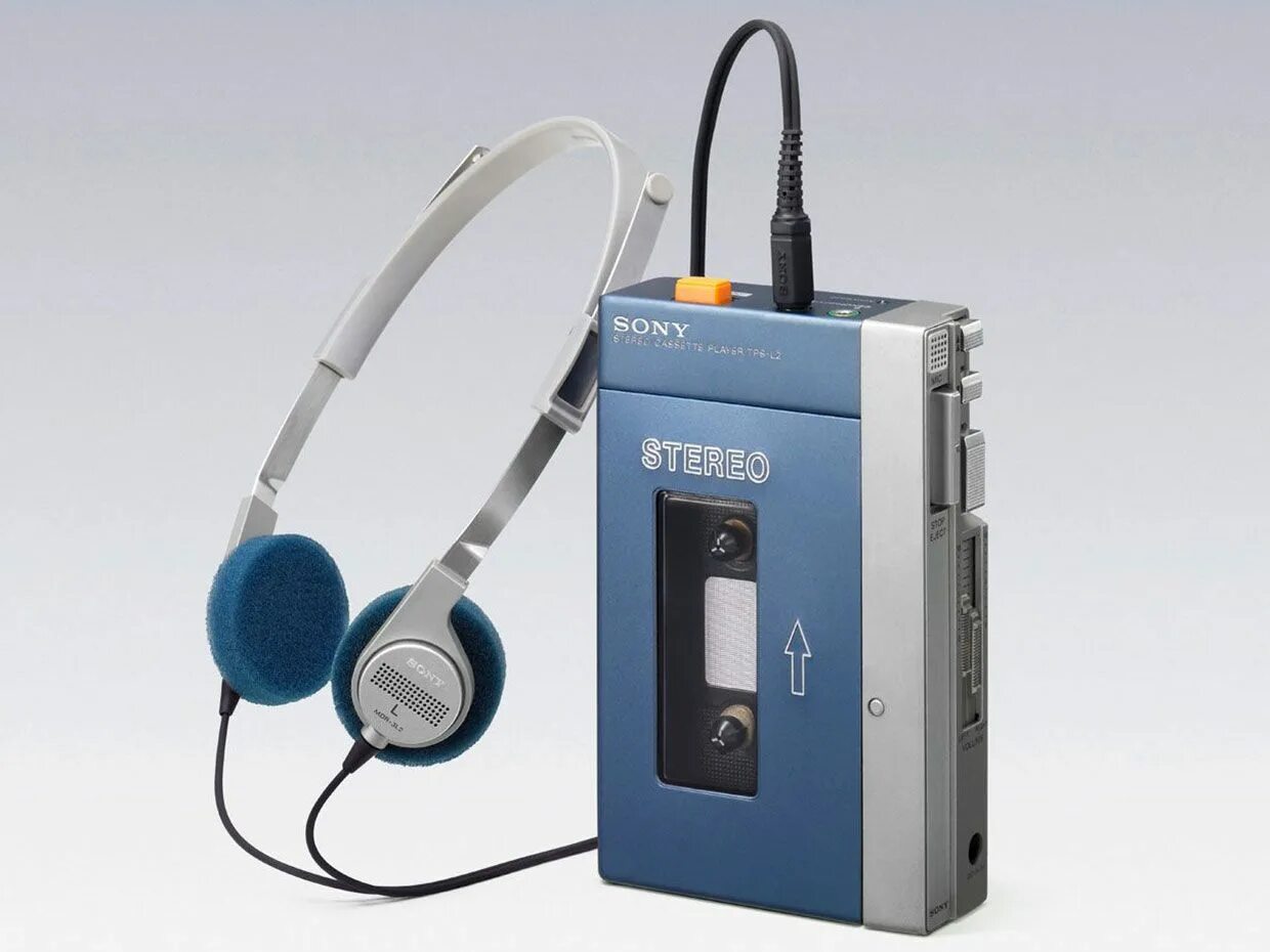 Плеер 2024 года. Кассетный плеер Sony Walkman 1979. Наушники Walkman TPS l2. Sony Walkman TPS-l2 наушники. Sony Walkman TPS-l2 кассетный.