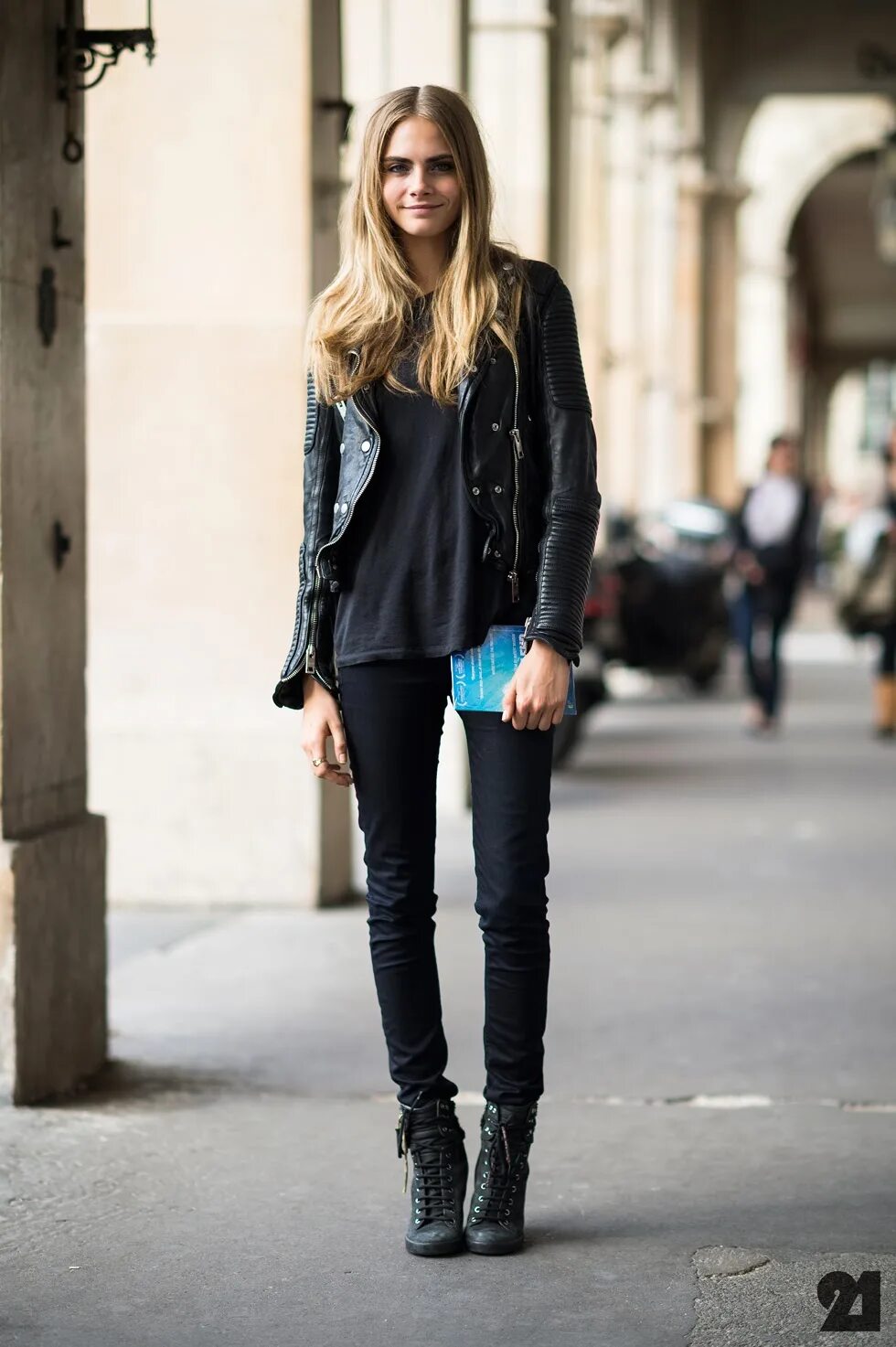 Обычный образ. Cara Delevingne стиль. Cara Delevingne в полный рост. Кара Делевинь Street Style. Кара Делевинь рост.