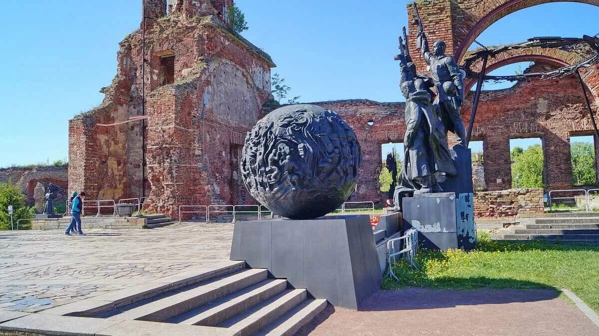 Около какого города стояла крепость. Мемориальный комплекс Шлиссельбург. Крепость орешек мемориал. Крепость орешек воинский мемориал. Памятник в крепости орешек.