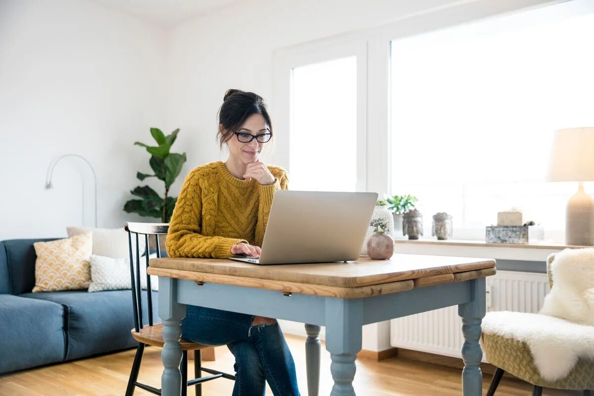 Творческий офис женщина. Women working from Home. Woman sitting at the Table working. Working at Home Covid 2020. Preparing for reading