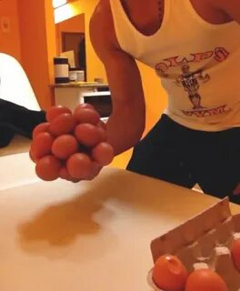 Сжимает яички