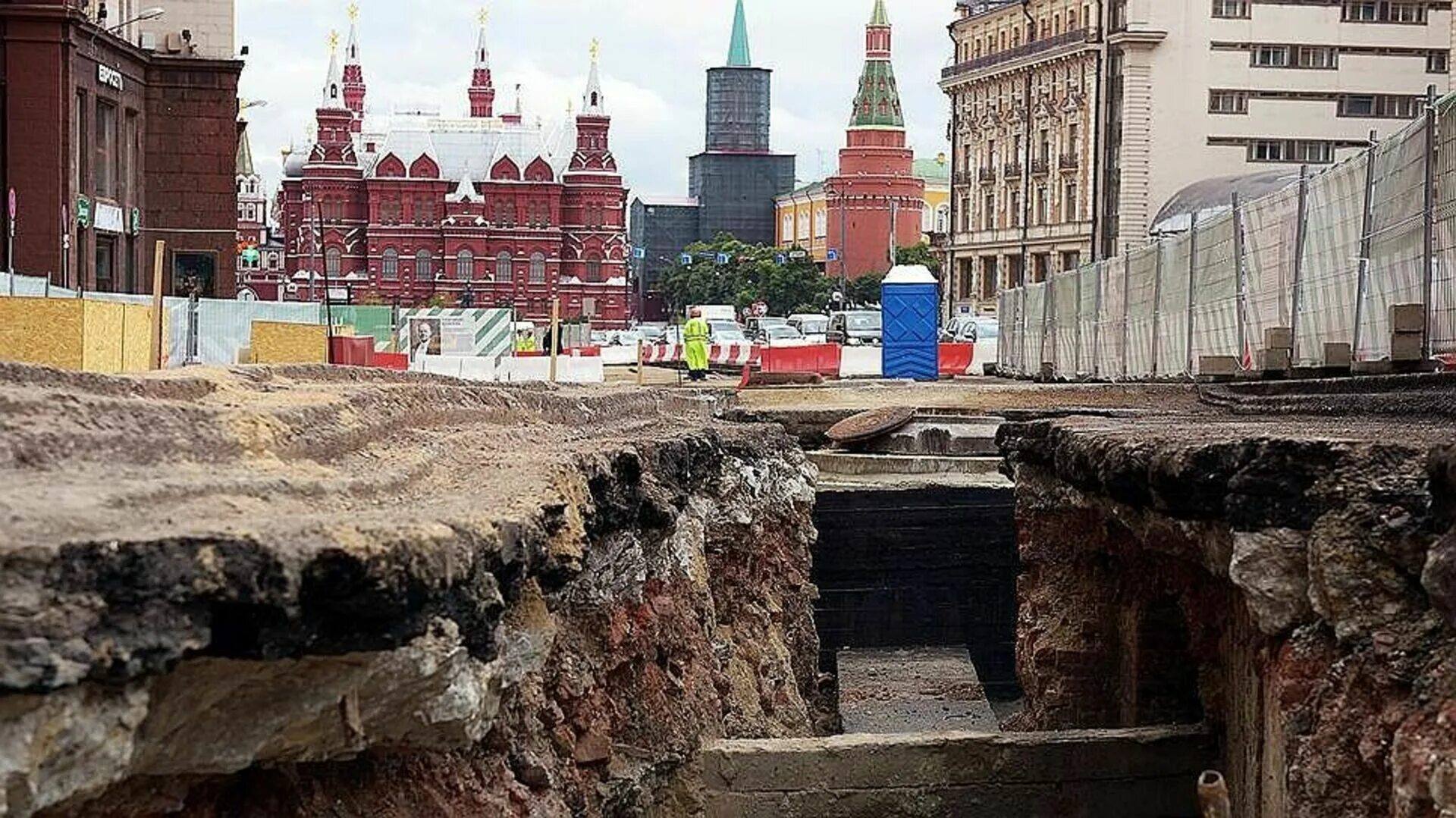 Площадь земли москвы. Раскопки на Тверской улице. Музей под землей в Москве Охотный ряд. Культурный слой МГУ Москва. МГУ на Манежной площади.