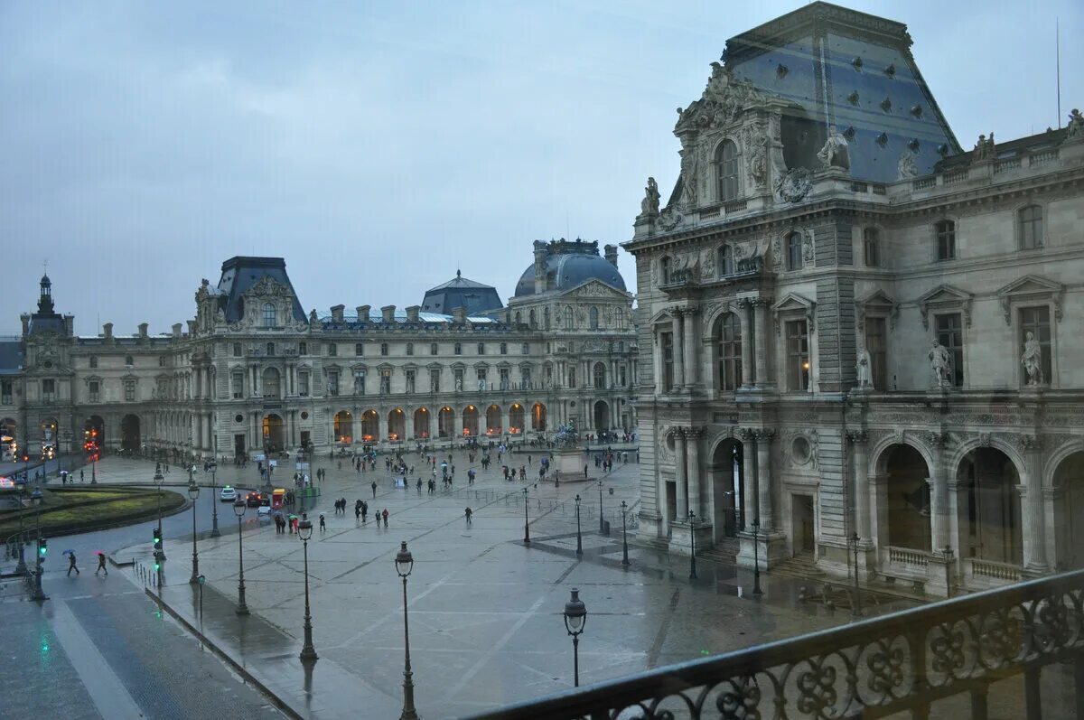 Лувр. Лувр париж ночью. Что случилось с лувром в париже. Двор наполеона лувра париж. Лувр без пирамиды.