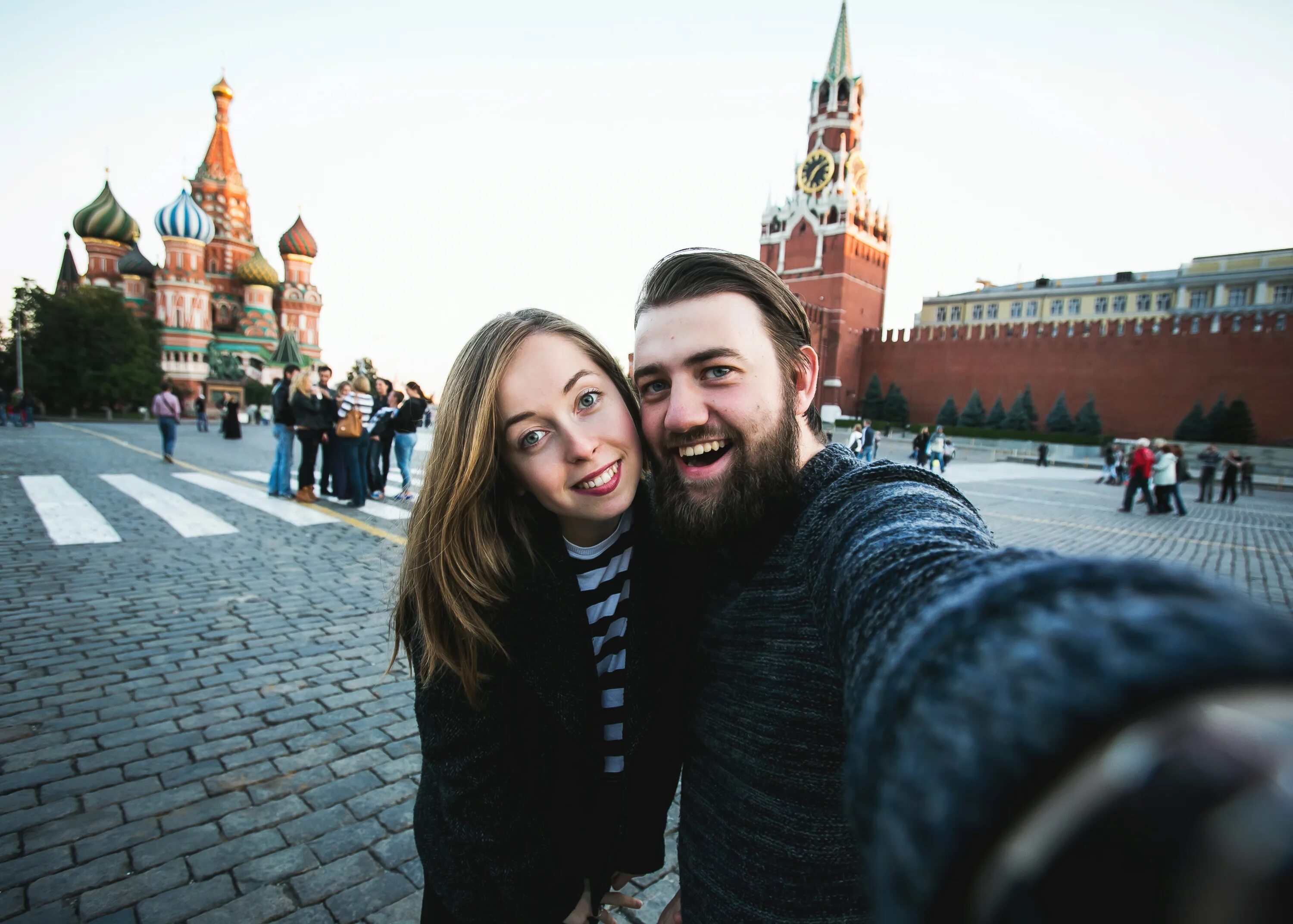 Дам мужчине москва. Селфи на красной площади. Девушка на красной площади. Селфи на фоне Кремля. Парень на красной площади.