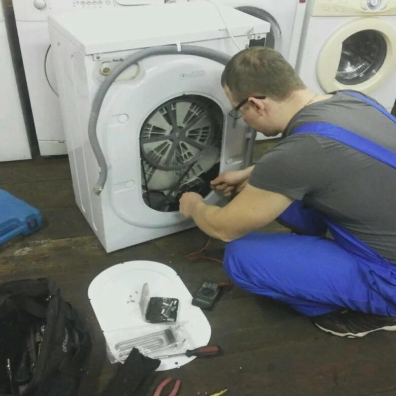 Мастер по стиральным машинам. Мастер стиральных машин. Мастер по ремонту стиральных машинок. Ремонтник стиральных машин.