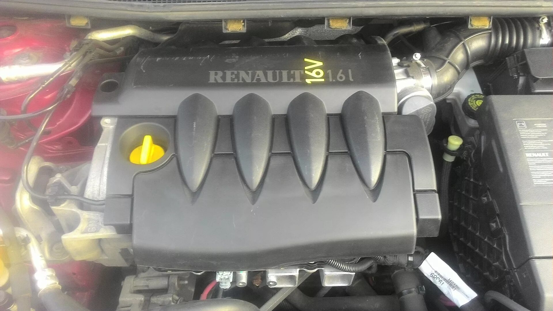 Renault fluence двигатели. Крышка двигателя Renault Fluence 1.6. Мотор Рено Меган 2.0. Крышка двигателя Рено Флюенс 1.6 к4м. Двигатель Рено Флюенс 1.6.