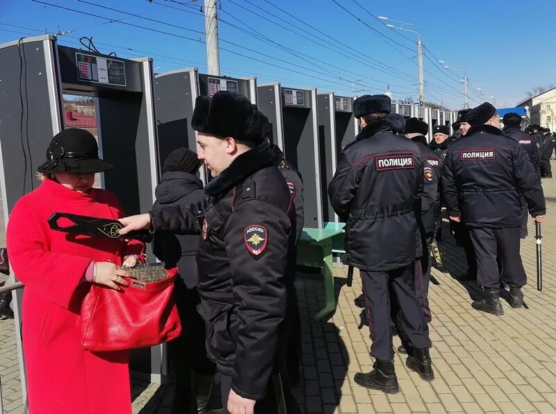 Гражданин пришел в магазин. Полиция пришла. Безопасность граждан. Гражданин России. Полицаи России.