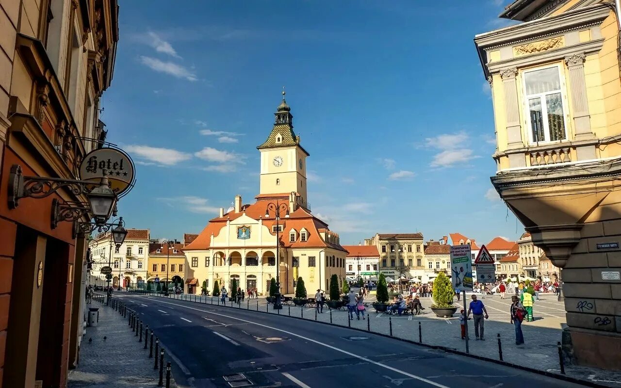 Город в румынии 5. Brasov город Румыния. Брашов Румыния достопримечательности. Музей Брашов Румыния. Брашов центр города.