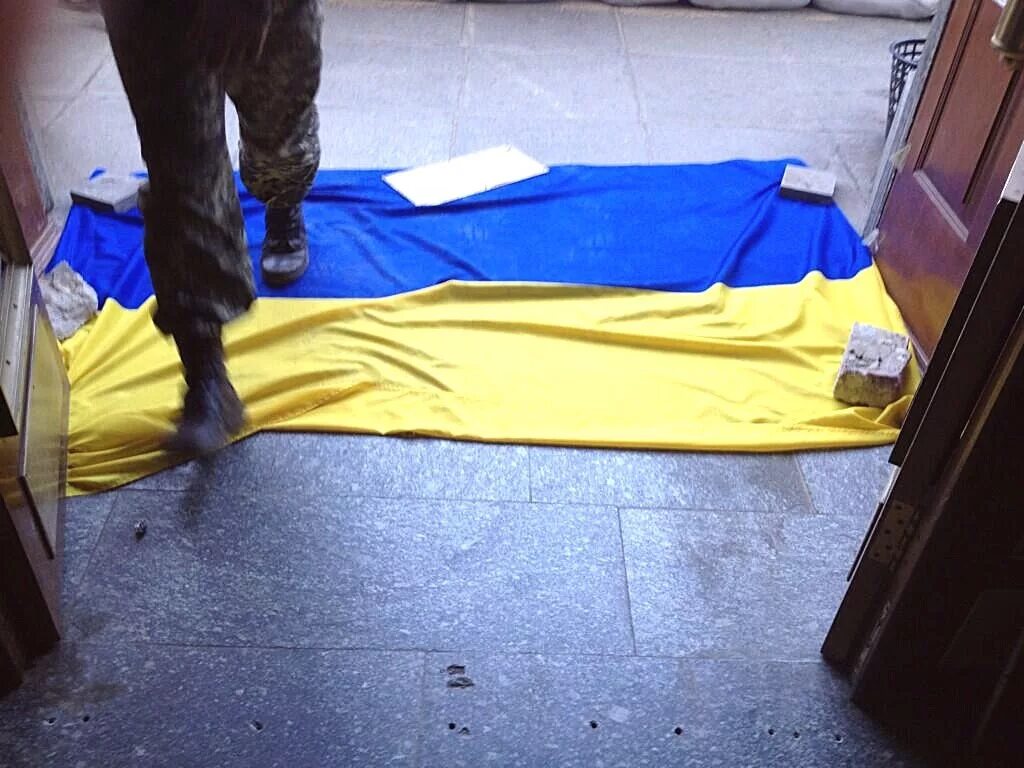 Можно на укр. Растоптанный флаг Украины. Украинский флаг под ногами. Рваный флаг Украины. Украина топчет флаг России.