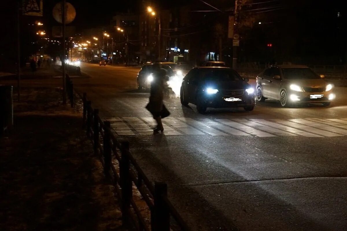 Раз перед вечером. Пешеход ночью на дороге. Пешеход в темноте. Пешеход на ночной дороге зимой. Пешеходная дорога с машинами ночью.