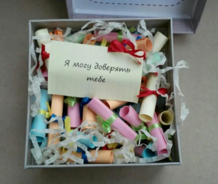 просить деньги у мужа. какой подарок попросить у мужчины. какой подарок попросить у мужчины. дарит цветы девушке. девушка дарит подарок мужчине.