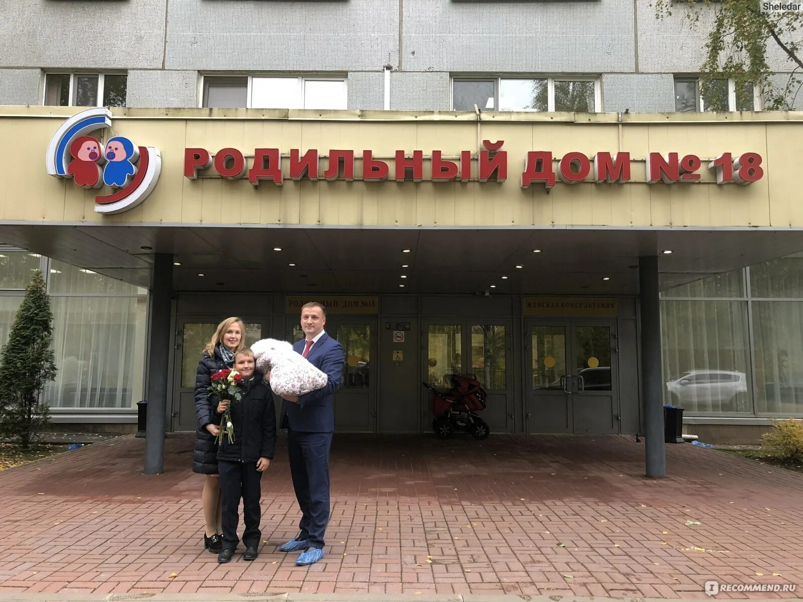Толпа беременных женщин стоит в Петербурге у закрытых дверей перинатального цент