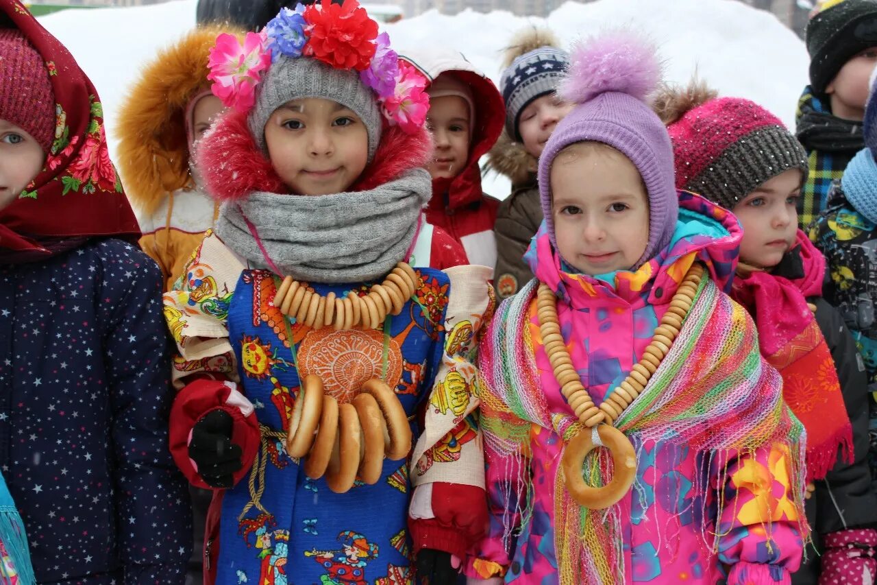 Нарядить ребенка на Масленицу. Детская одежда на Масленицу. Детям о Масленице. Одежда на Масленицу для детей. Масленичные гуляния в детском саду