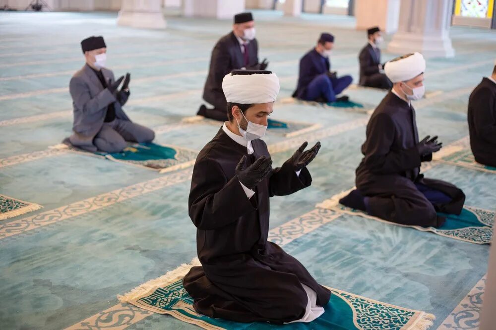 Ураза байрам где будет. Московская Соборная мечеть намаз. Мусульмане в мечети. Молебны мусульман в мечети. Мечеть Ураза байрам.