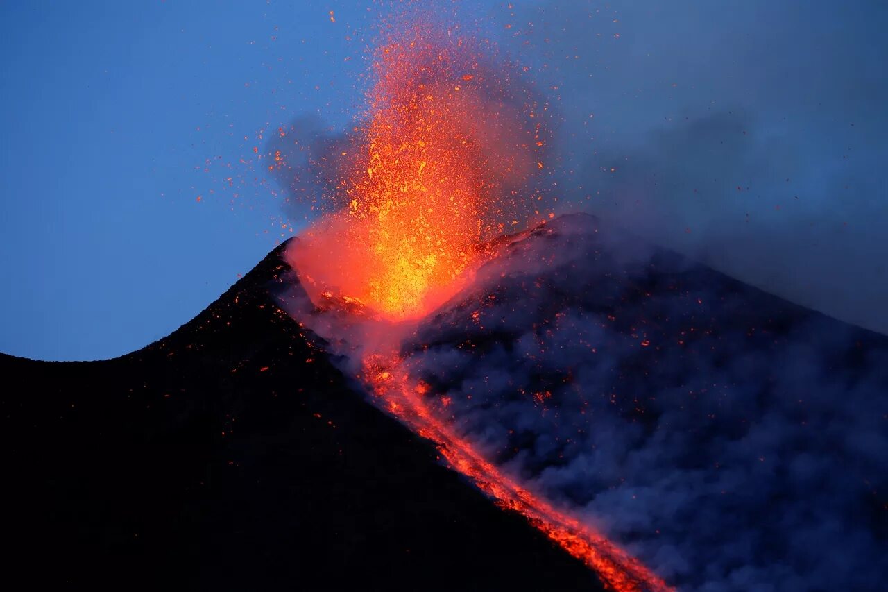 Наивысший действующий вулкан европы. Вулкан Этна в Италии. Извержение вулкана Этна. Извержение вулкана Этна в Италии. Извержение вулкана Этан.