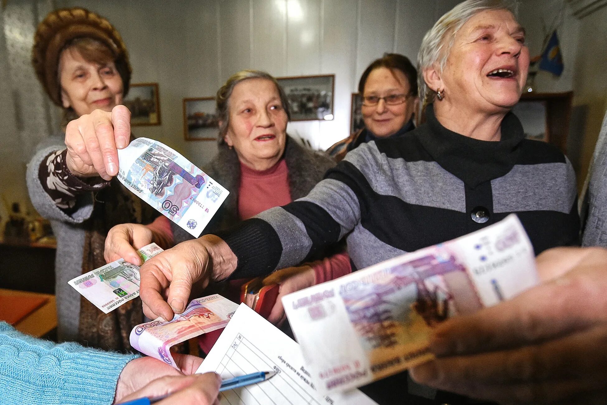 Бабушка с деньгами. Пенсионер с деньгами. Пенсионеры пенсия. Российские пенсионеры.