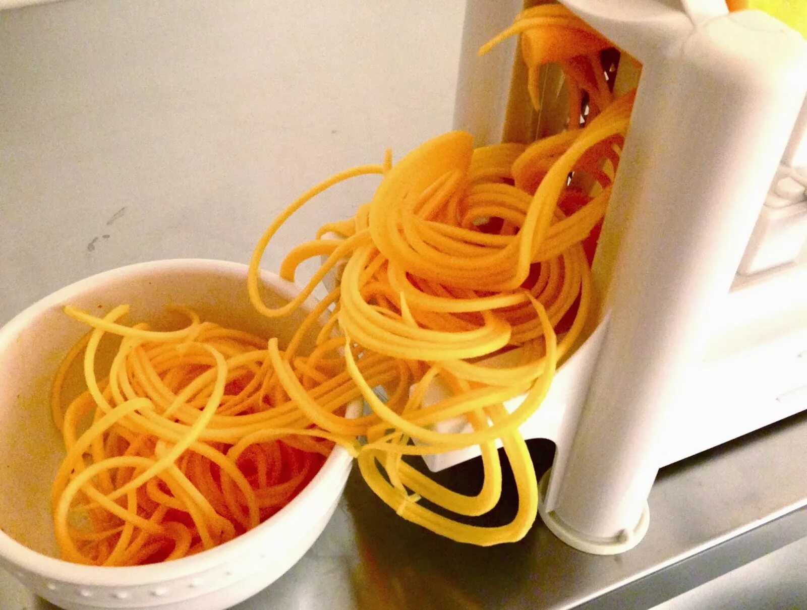 Спагетти из овощей. Овощерезка спагетти из овощей. Терка для кабачка спагетти. Миксер для приготовления овощных спагетти.