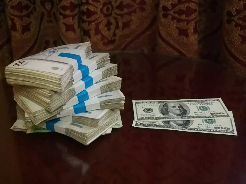 Доллар сум. Пачки узбекских денег. Доллар в Узбекистане. Деньги Узбекистан много.