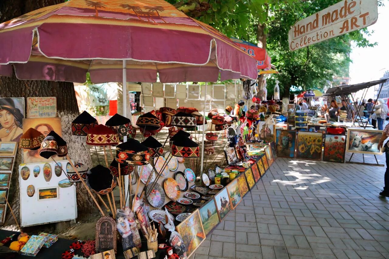 Сувенирный рынок. Рынок Вернисаж в Ереване. Блошиный рынок Вернисаж в Ереване. Рынок Вернисаж Ереван сувениры. Вернисаж Армения Ереван.