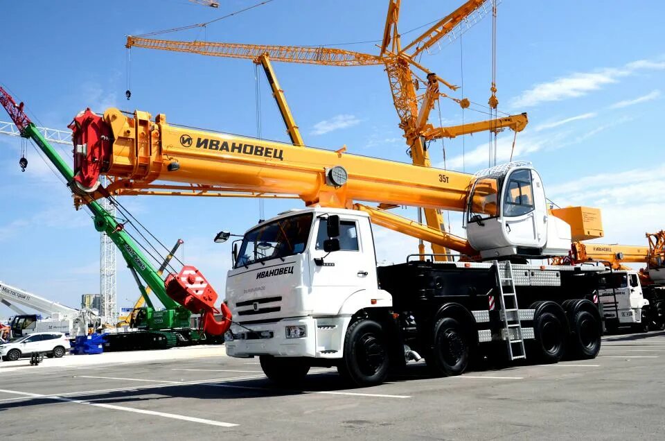 Автокранкран xcmg kay25. Автокран 25 тонн стрела 31 метр. Liebherr ltm 1100-2. Автокран камаз 32т. На кранах, москва.