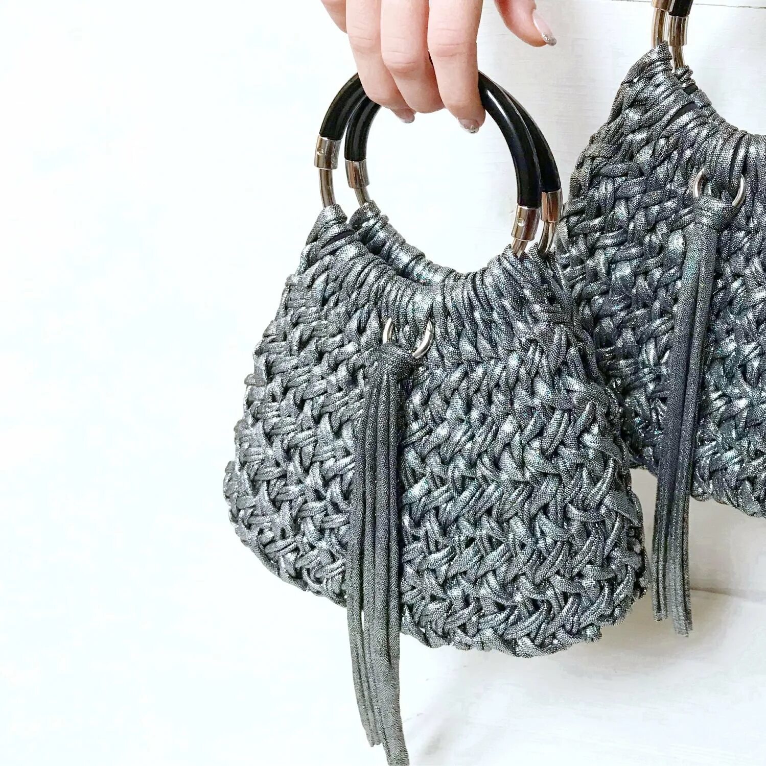 Стильные вязаные сумки. Вязаная сумка с деревянными ручками. Сумка из трикотажной пряжи. Мастер класс по вязанию сумок. Стильные вязаные сумки.