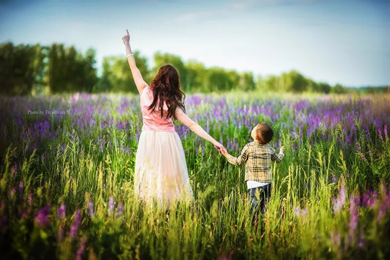 Бог любит малых. Бог несет на руках. Бог и человек". Бог и человек". ( jesus).