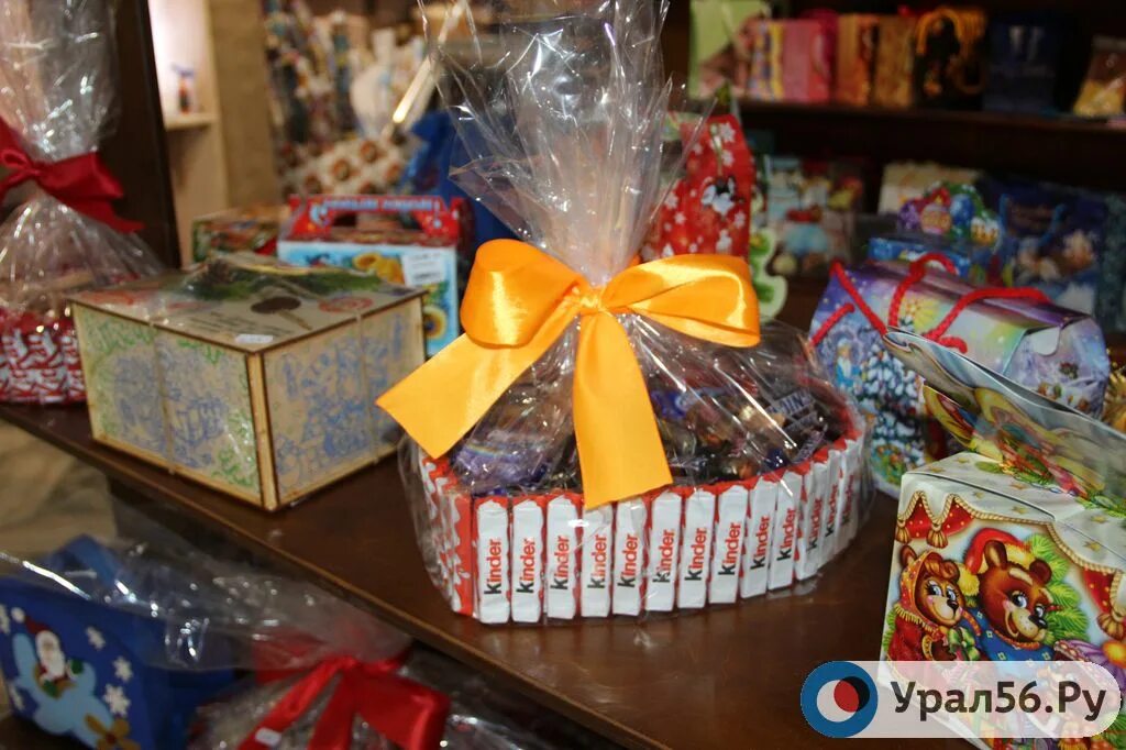 Подарок на новый год 2023 детям в садик. Сладкий подарок на новый год. Подарок из оренбурга. Оренбург подарки детям. Упаковка для сладких новогодних подарков детям.