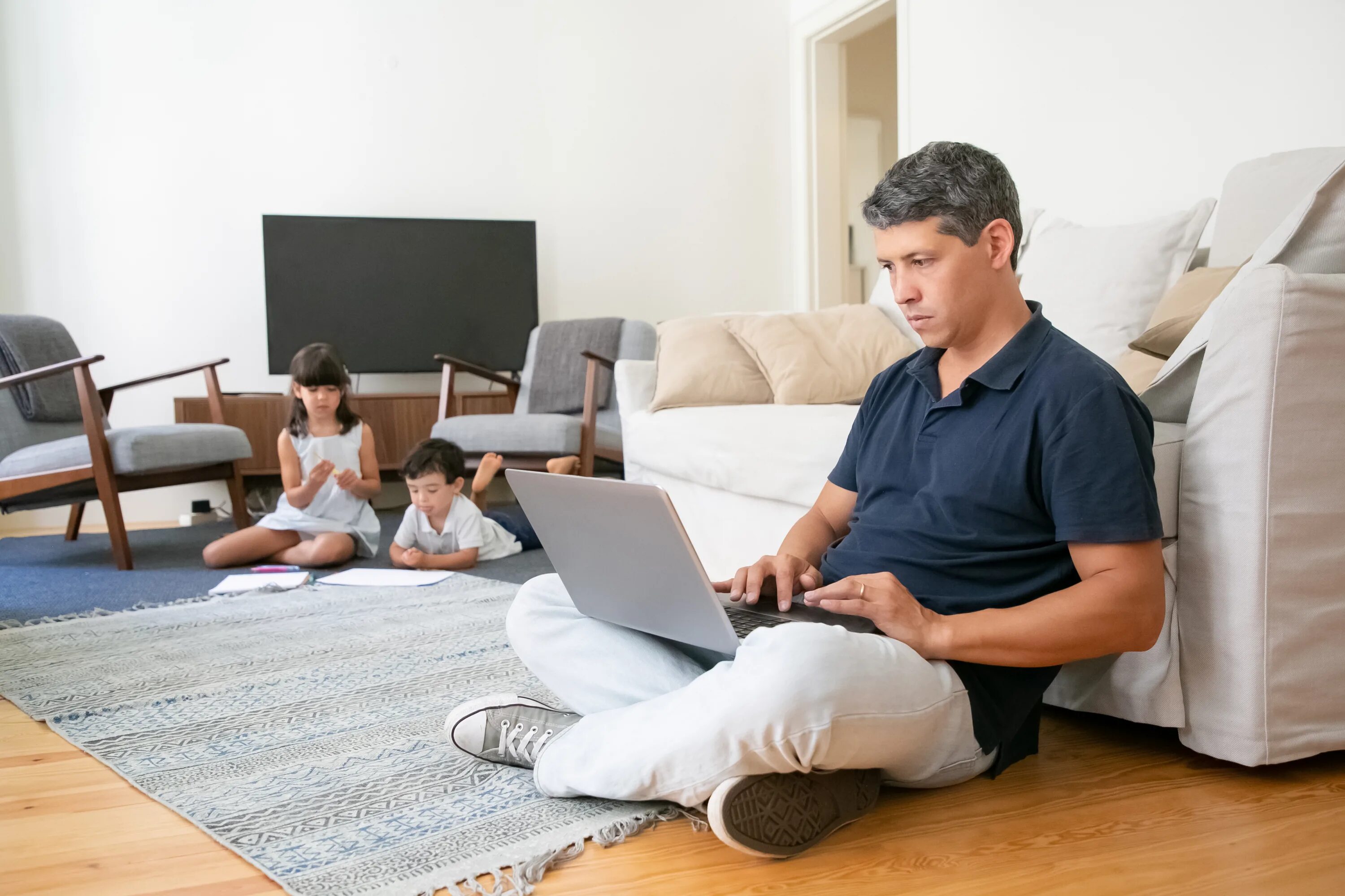 Daddy working. Человек дома. Мужчина работает дома. Мужик работа на дому. Парень с ноутбуком.