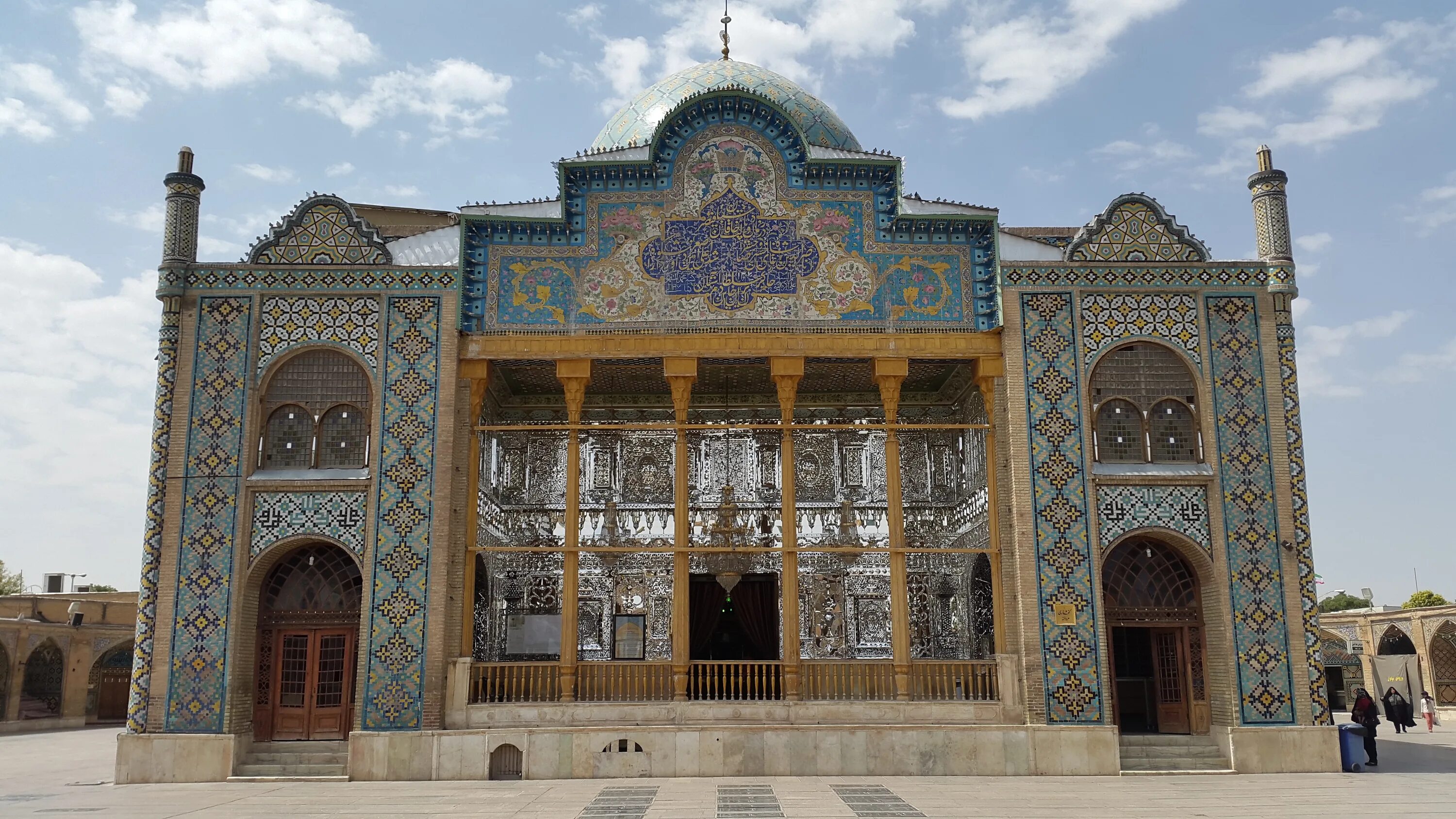 Тегеран 4 буквы. Тегеран 4 буквы. Тегеран иран горы. Иран казвин купол. Тебриз достопримечательности.