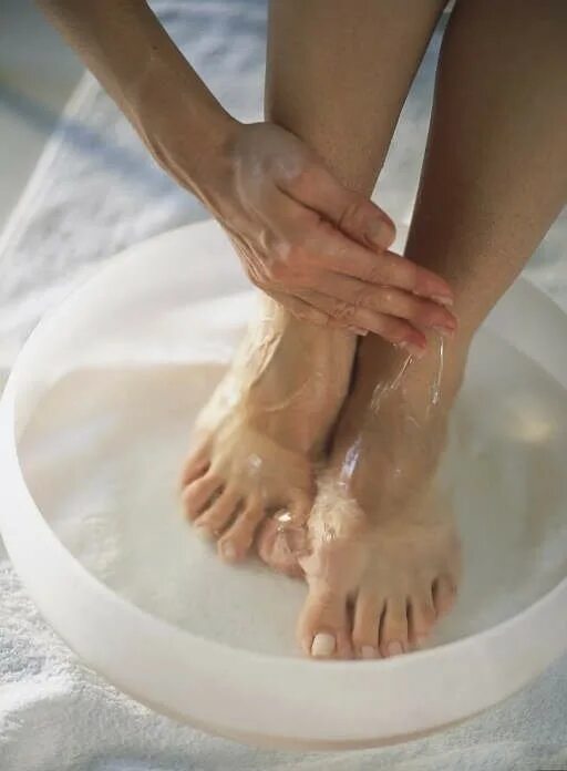 Ноги держать холодной воде. Мытье ног. Ножки в ванночке. Ванночка для ног.