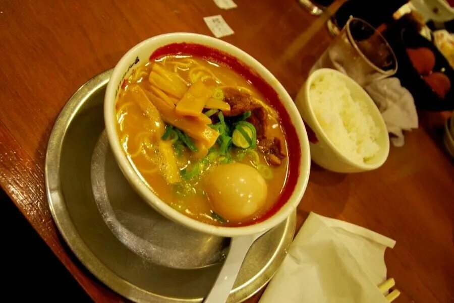 Суп на завтрак у японцев 4 буквы. Японский суп. Супы из автоматов Япония. Тарелка супа японского Пенг. Лапша подача.