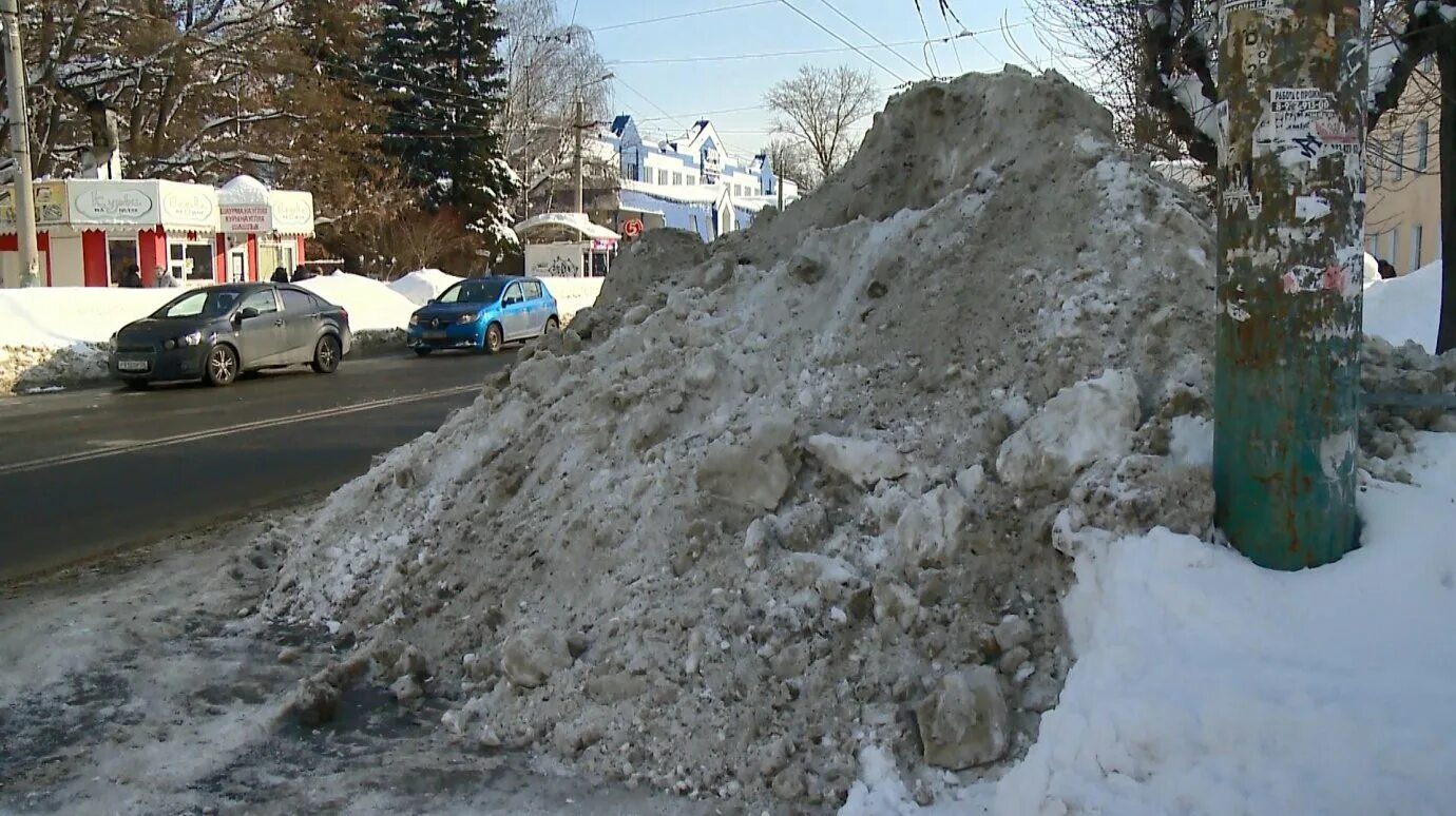 На сугробах видны