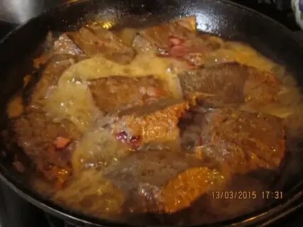 Печень кусочками с луком на сковороде