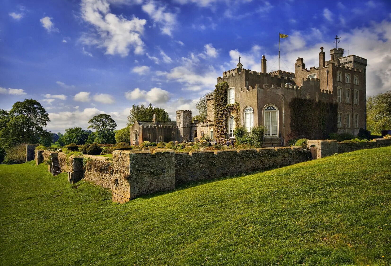 Бывший английский замок. Замок Садли Англия. Замок херстмонсо Англия. Англия замок Рокингем. Графство Клакманнаншир Шотландия замок.