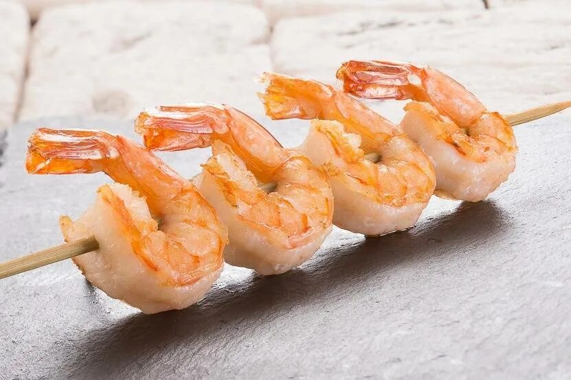 Брошет из тигровых креветок. Креветки на шпажках. Шашлычки из морепродуктов на шпажках. Лангустины на гриле. Вьетнамский лангустин.