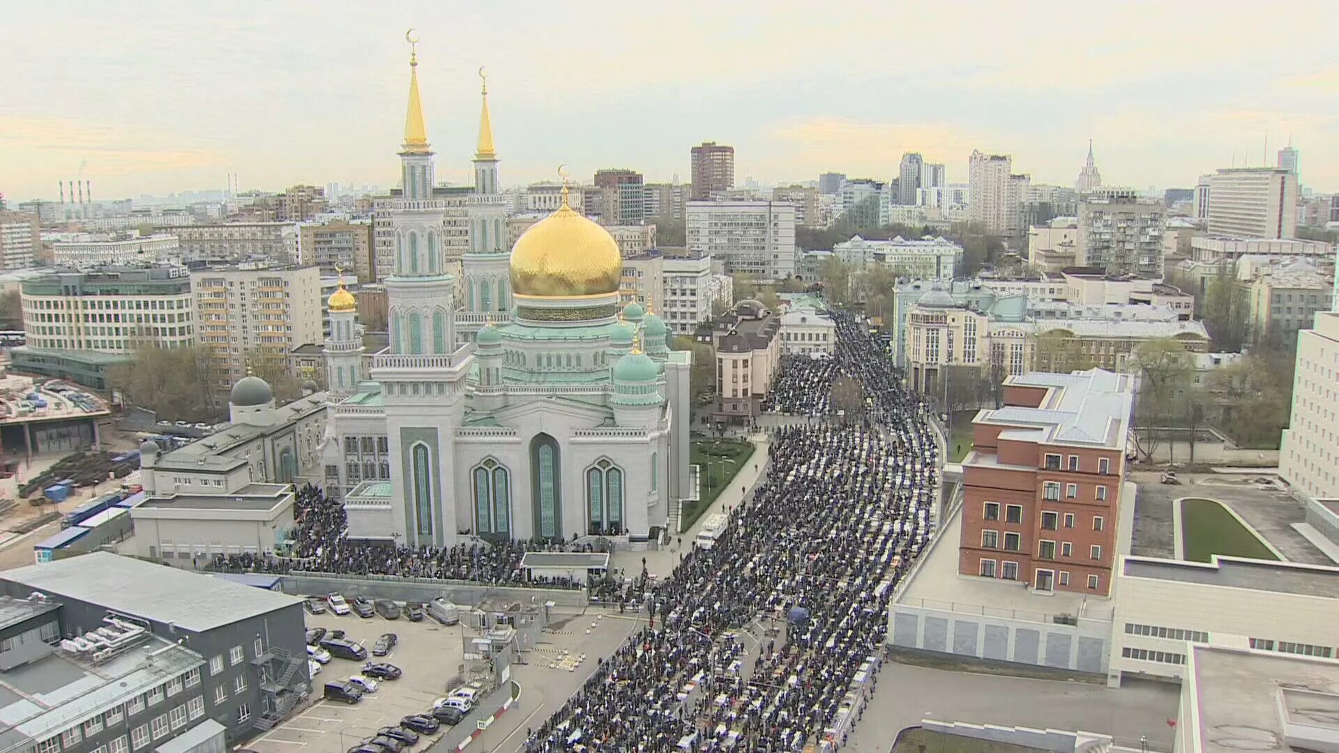 Намаз в москве ураза байрам. Московская Соборная мечеть Москва. Курбан байрам Московская Соборная мечеть.