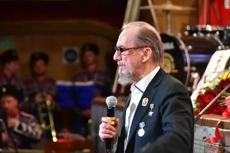 Виктор захарченко кубанский казачий хор. Дирижер кубанского казачьего. Захарченко виктор гаврилович и хор. Дирижер кубанского казачьего. Кубанский хор виктору захарченко.