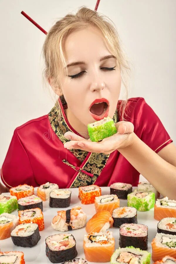 Девушка ест суши. Девушка с роллами. Фотосессия с роллами и девушкой. Девушка кушает роллы. Девушка есть суши