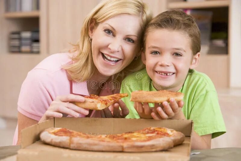 Как будет сын ест только. Семья ест пиццу. pizza сын. дети делят пиццу. мама и дочь вместе едят пиццу.