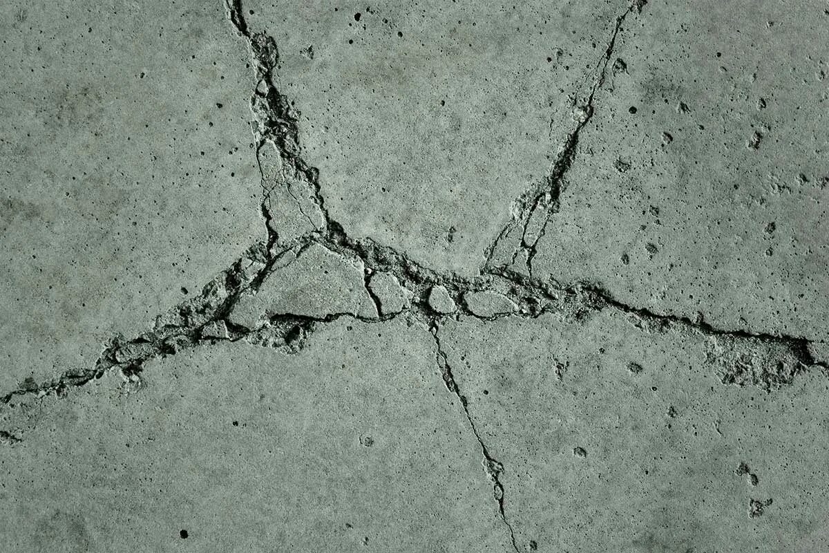Трещина в полу. Трещины в бетоне. Текстура бетона с трещинами. Бетонная стена с трещинами. Потрескавшийся бетон.