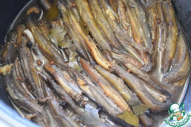 Шпроты из корюшки. Рецепт шпротов из мойвы. Шпроты мойва. Мойва холодного копчения. Домашние шпроты.